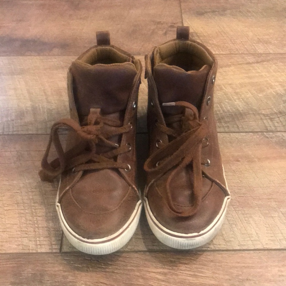 Boy brown lace shoes